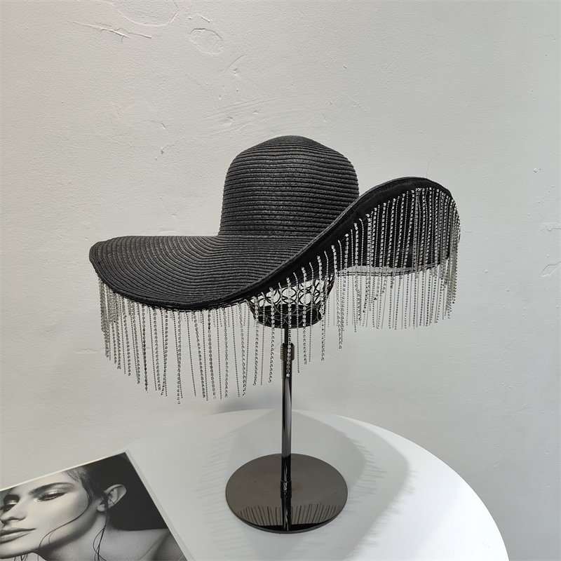 Women Fashion Photoshoot - Chapeau de paille à larges bords